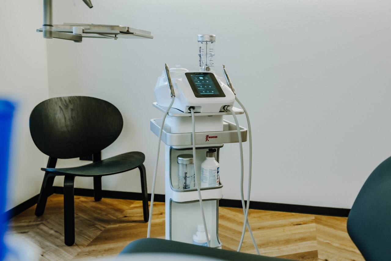 Modernes Pulverstrahl-Gerät für die professionelle Zahnreinigung im Behandlungszimmer