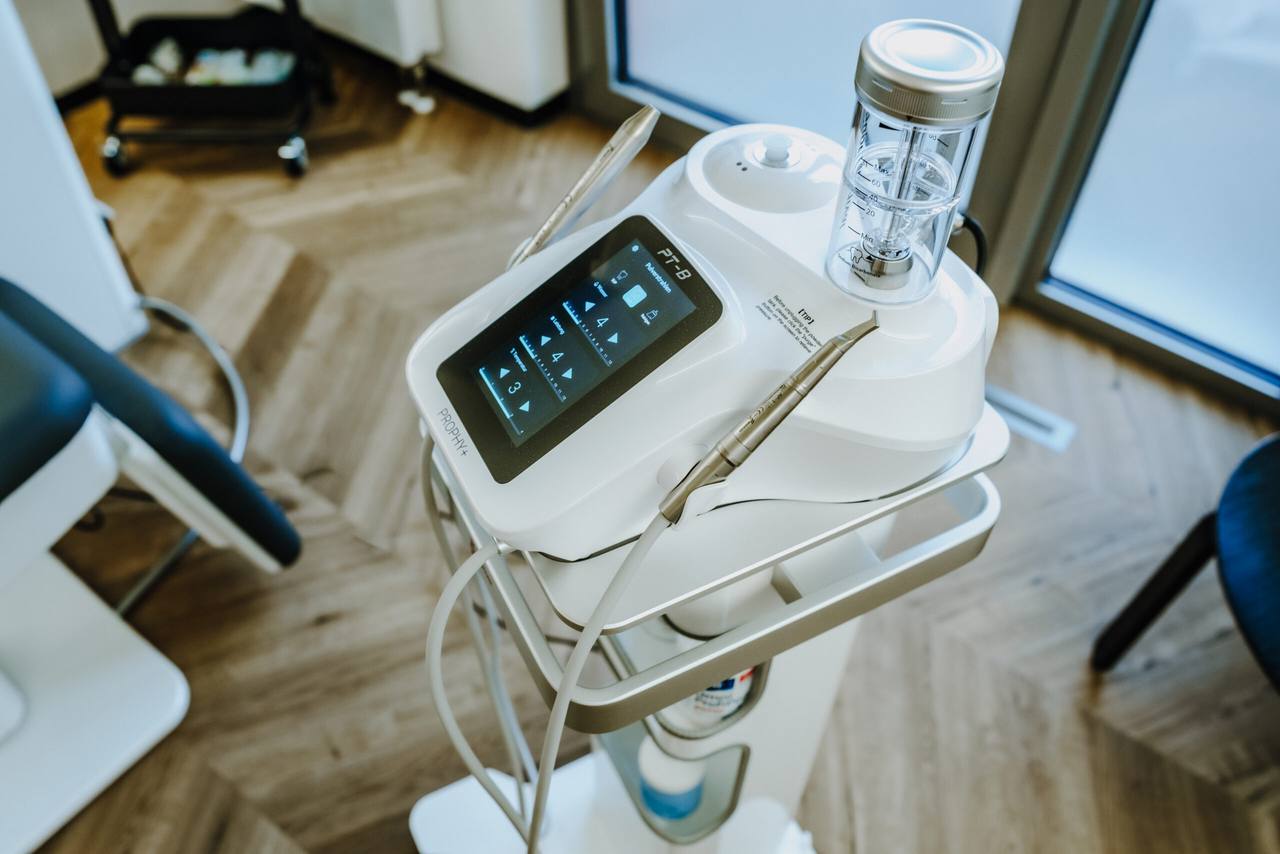 Modernes Pulverstrahl-Gerät für die professionelle Zahnreinigung vor der Aufhellung