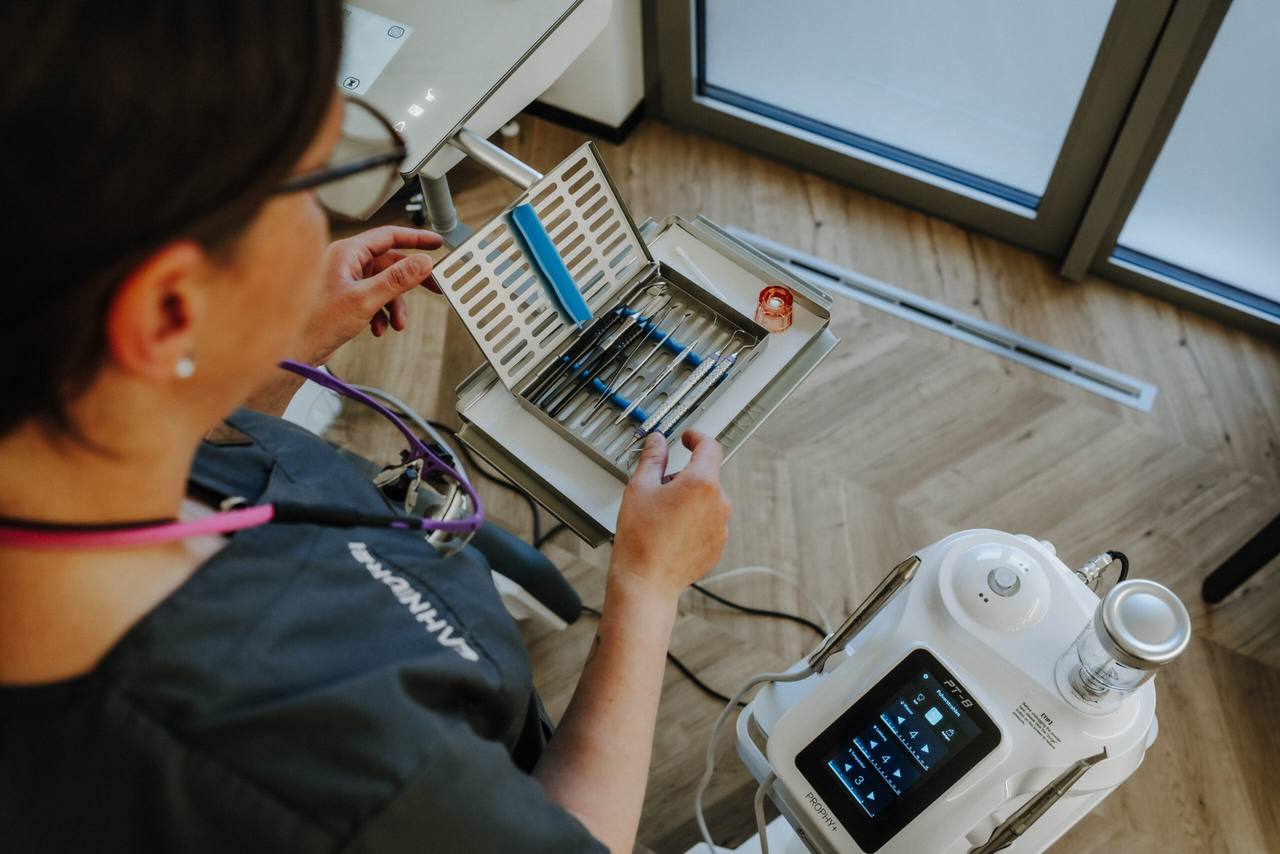 Prophylaxe-Expertin bereitet das Instrumenten-Tray für die Zahnreinigung vor