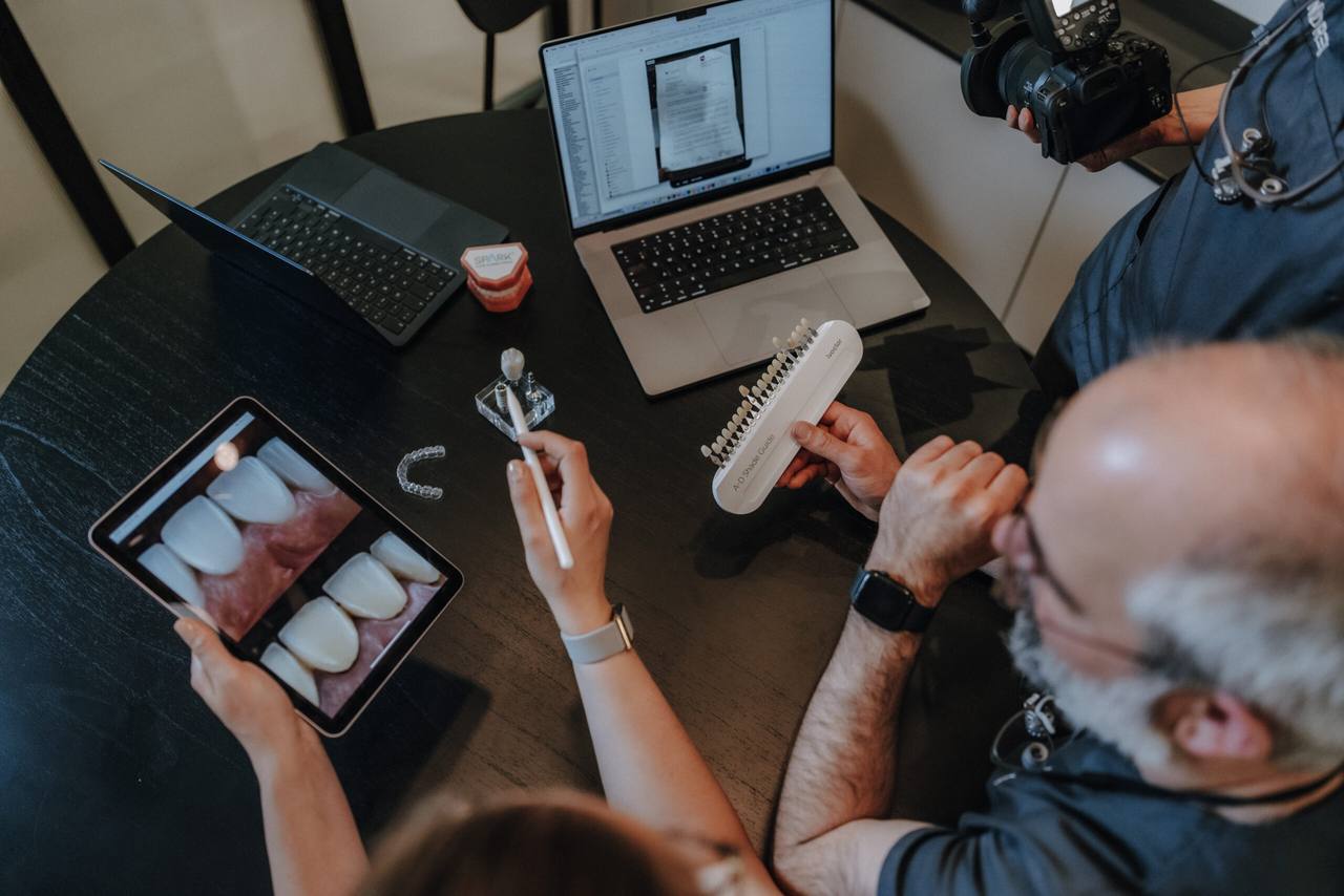 Zahnfarbskala, Tablet mit Zahnaufnahmen und Aligner auf dem Planungstisch